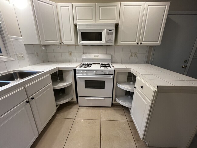 Building Photo - 515 Valley View Dr