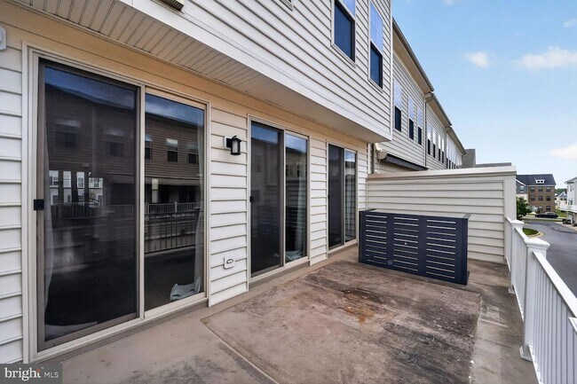 Building Photo - 5303 Greenwich Cir