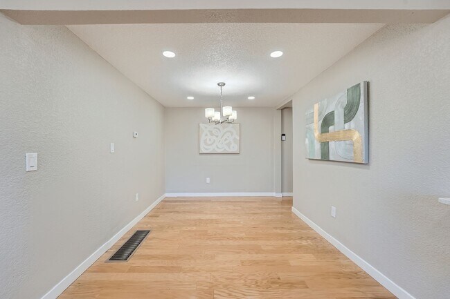 Building Photo - Modern Elegance in West Arvada - Your Drea...