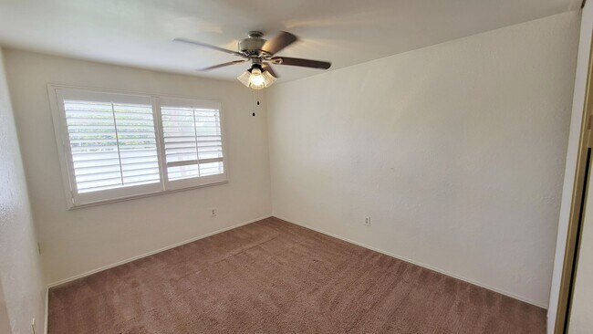 Building Photo - 3 bd/2 ba Townhouse close to USD.