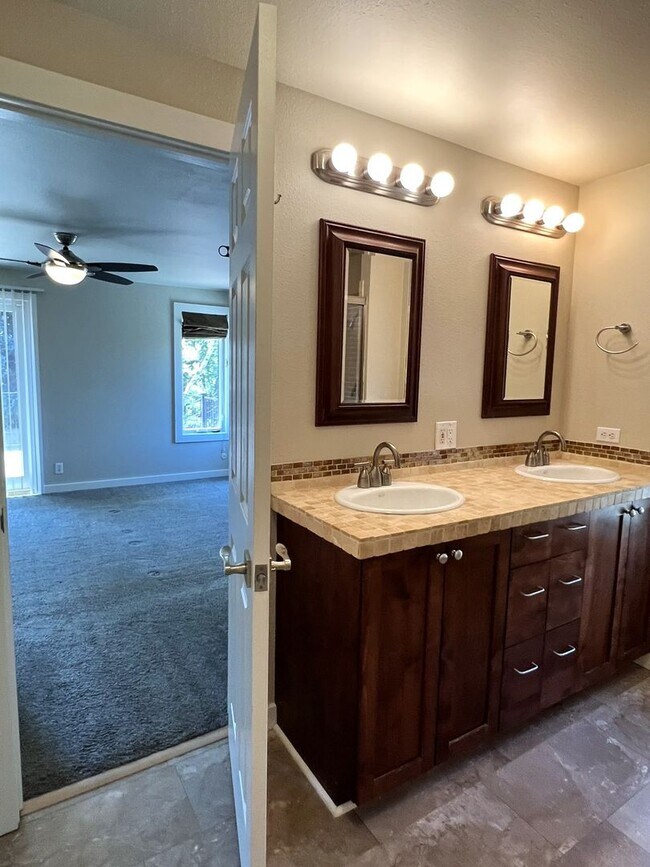 Building Photo - Fantastic 4 bed 3 bath home in the Highlan...
