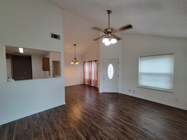 Building Photo - Gorgeous 2 beds 2 baths in San Antonio!