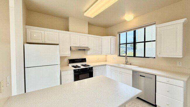 Building Photo - Stylish Rockridge Condo – Prime Location, ...