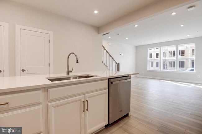 Building Photo - 43798 Middleway Ter