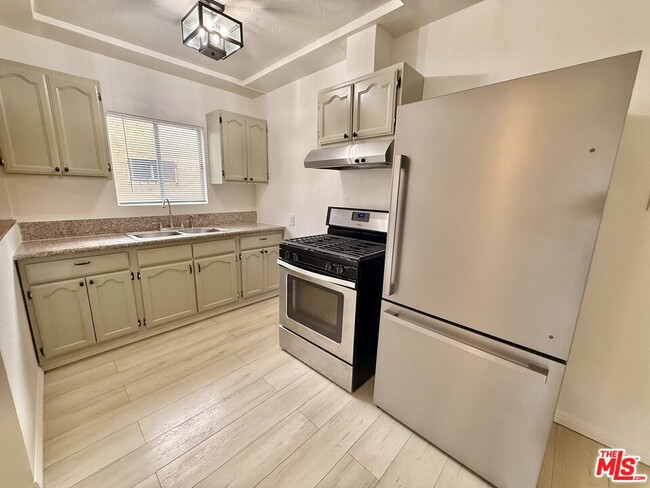 Building Photo - 3659 6th Ave