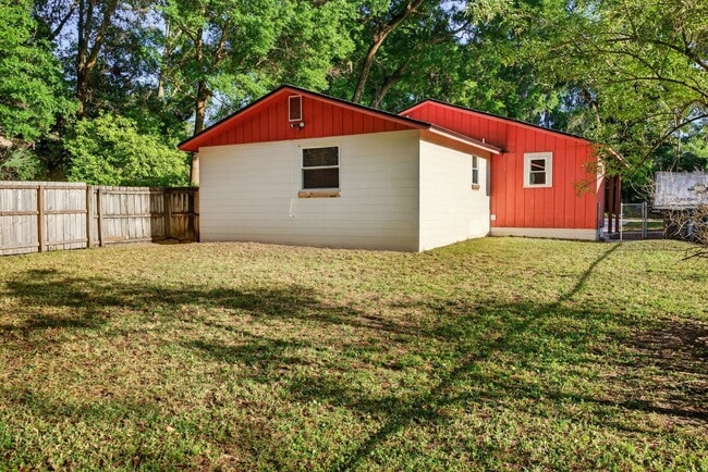 Building Photo - Adorable Single Family Home