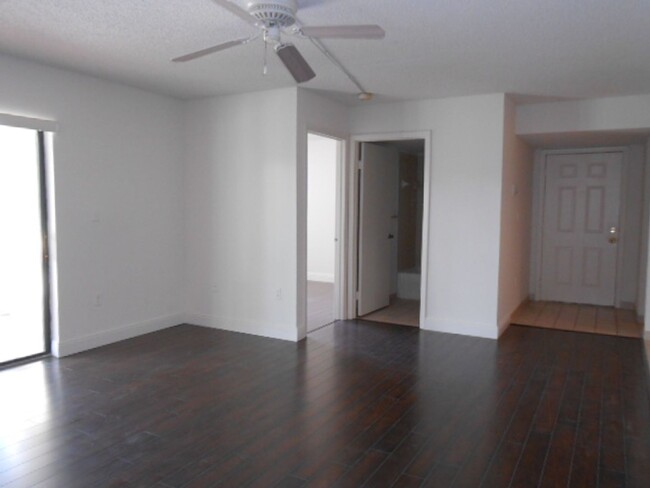 Building Photo - 2B/2B