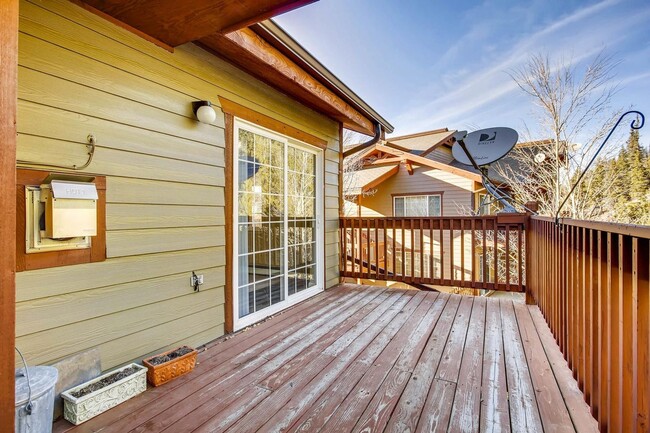 Building Photo - Heat included!  1 car garage!  Vaulted Cei...