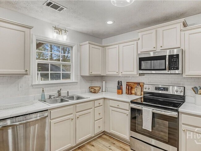 Building Photo - Beautiful 3BR/3BA Home with Private Pool in Commerce
