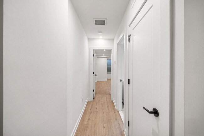 Building Photo - Fairmount/Brewery town gorgeous luxury apartment home, oversized rooms