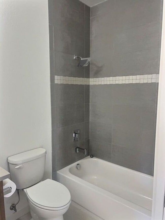 Building Photo - Beautiful 2/2 condo