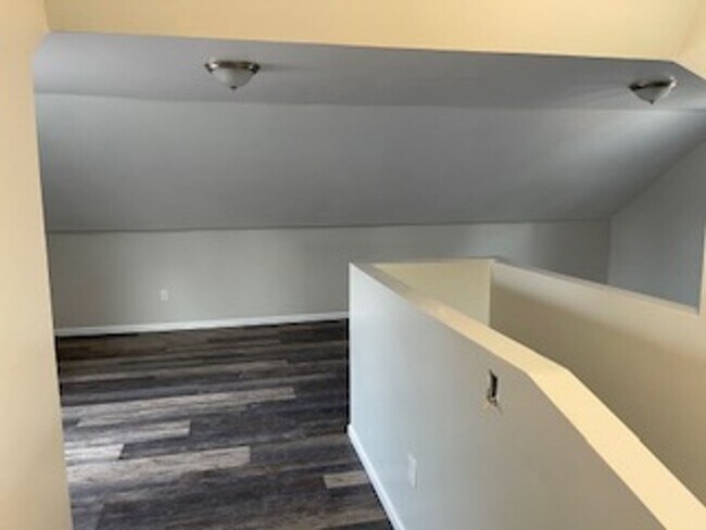 Building Photo - 3 bed 1 bath bungelow in Harper Woods with attached garage and basement