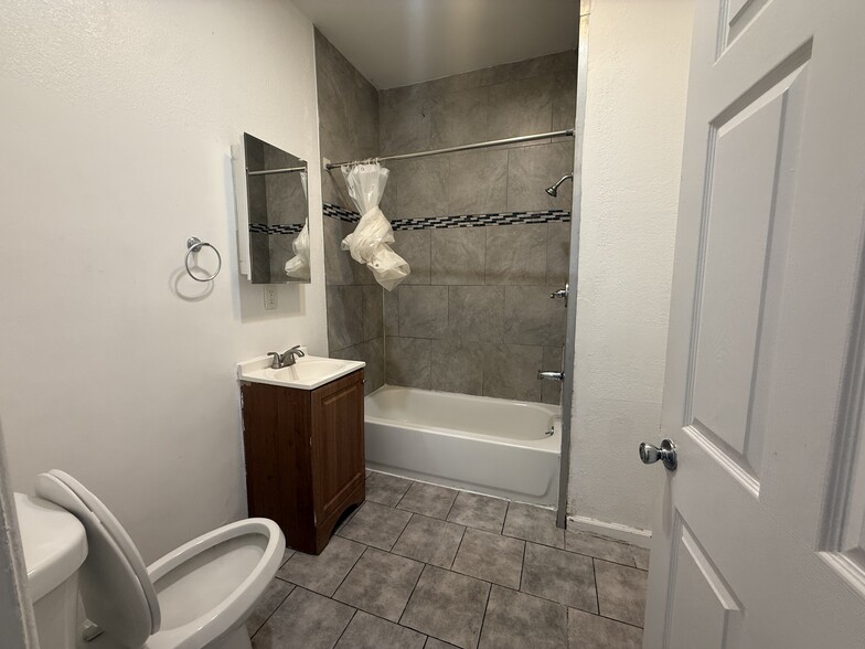 Building Photo - 1341 W 47th St