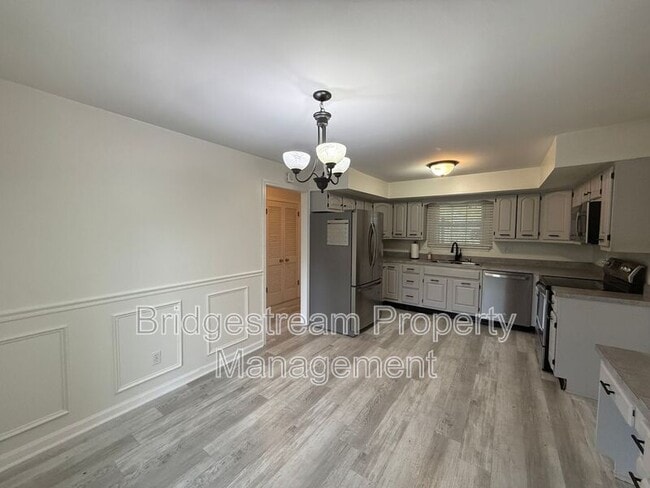 Building Photo - 4225 Fernbrook St