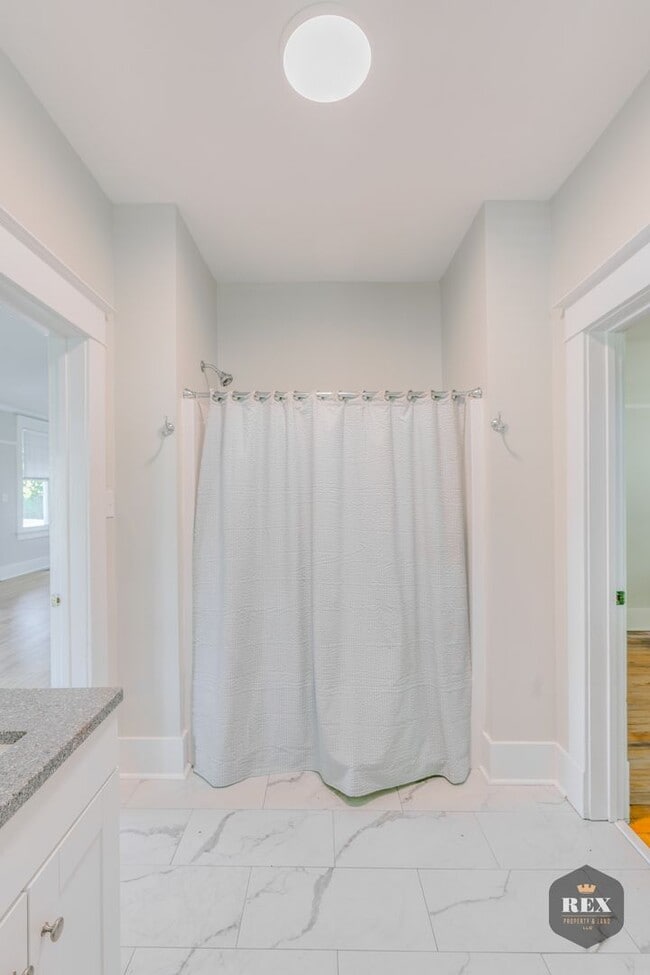 Building Photo - Central Location, Hardwood Floors, Recently Updated