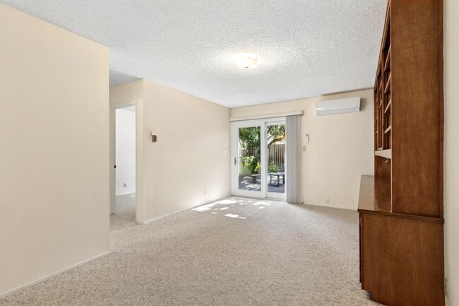 Building Photo - 4 Bedroom 3 Bathroom in Central Davis - Immediate Move-In