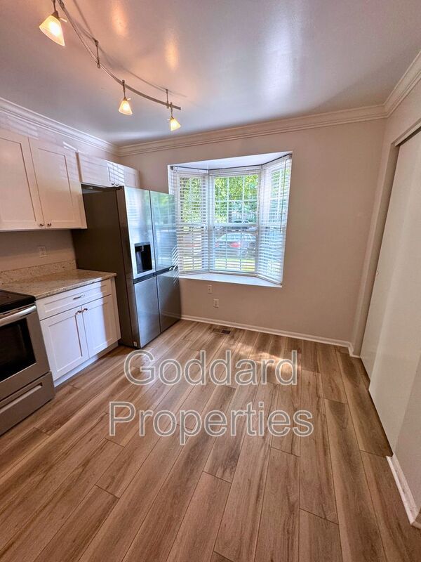 Building Photo - 10 Hamlet Dr