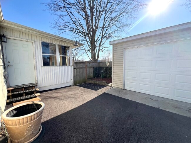 Building Photo - 508 S Lake St