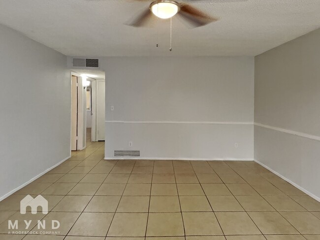 Building Photo - 903 E 5th St