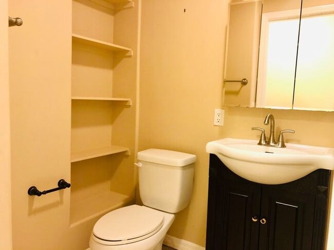 Building Photo - Sunny Top Floor 2BD/2BA Condo in Desirable...