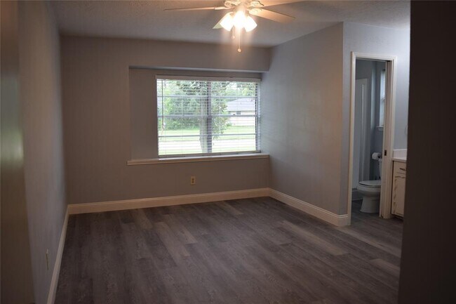 Building Photo - 301 Rachael Ln