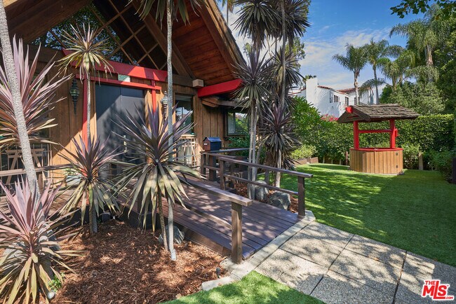 Building Photo - 201 S Larchmont Blvd