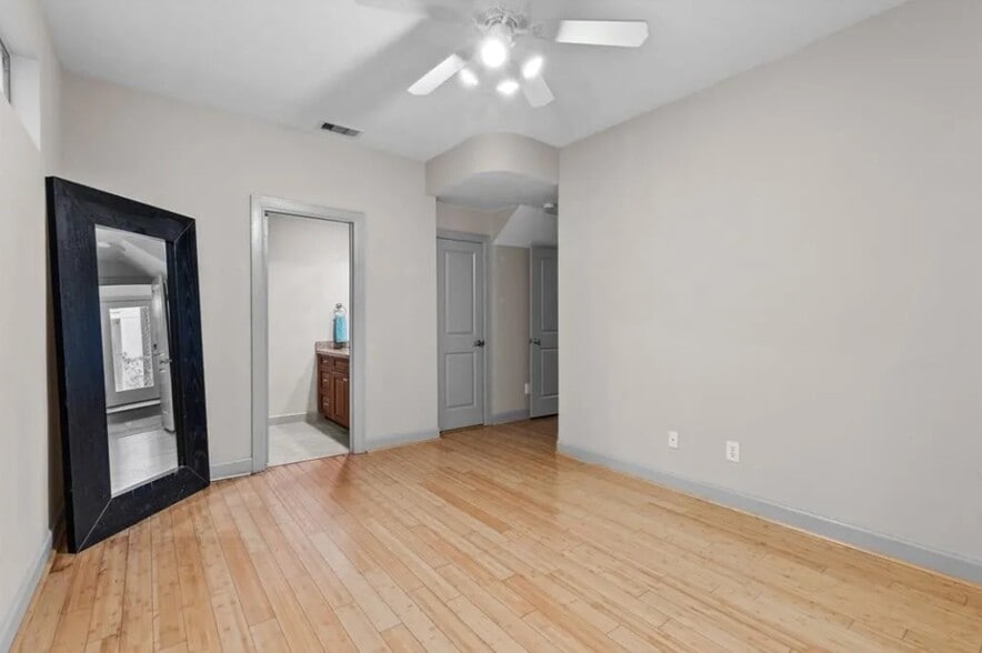 Building Photo - 5311 Lillian St