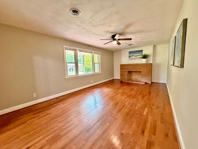 Building Photo - Recently Updated 4-Bedroom Ranch Home w/a 2 Bedroom Guest Cottage! Ready 05-01-26! Pet Friendly Home