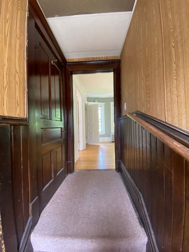 Building Photo - 920 E 5th St