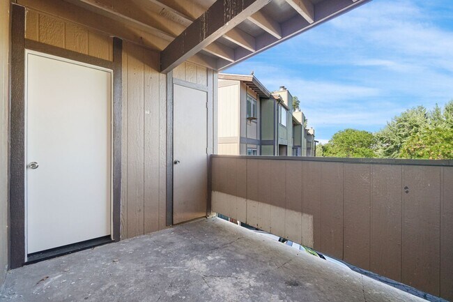 Building Photo - 2 bedroom, 2 bath Condo for rent in Reno, water, sewer and trash included.