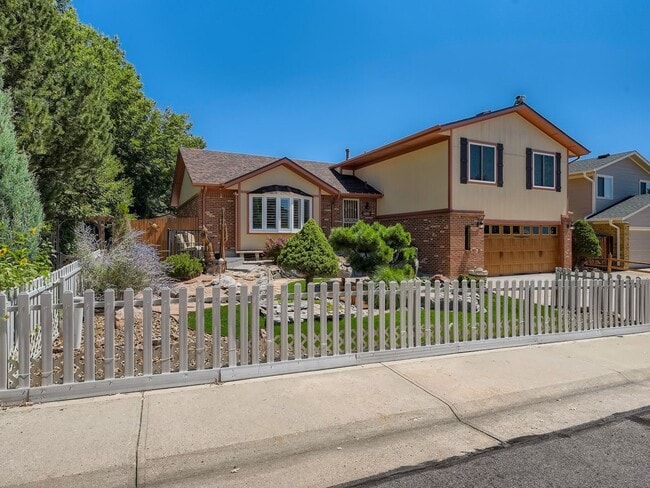 Building Photo - Charming 4 Bedroom 2.5 Bath in Lakewood!