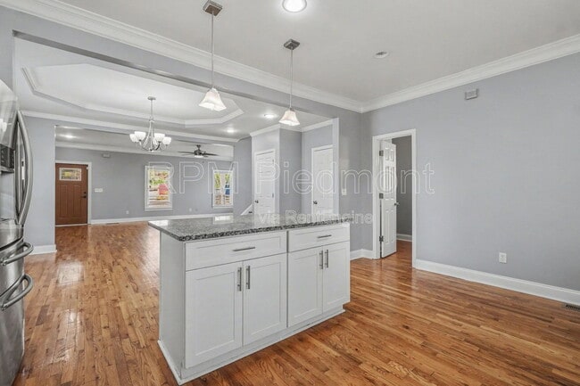 Building Photo - 1034 Hubbard St SW