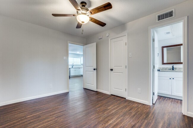 Building Photo - Creekside Condominumums