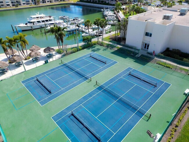 Building Photo - 7920 Sun Island Dr S