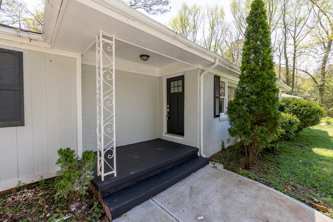 Building Photo - 2945 Belvedere Ln