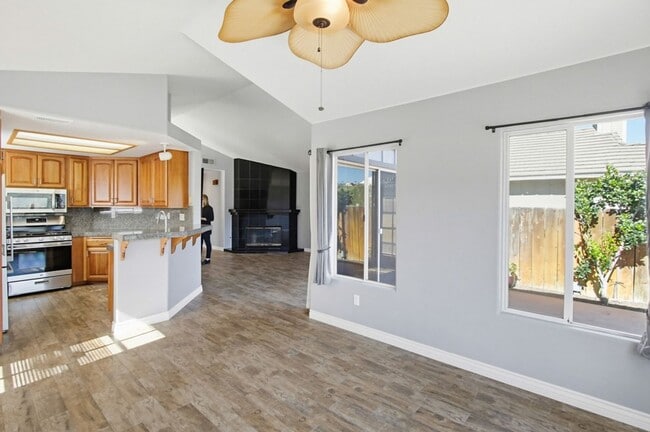 Building Photo - Beautifully Maintained 2 Bed / 2 Bath Home in Gated West Village Community