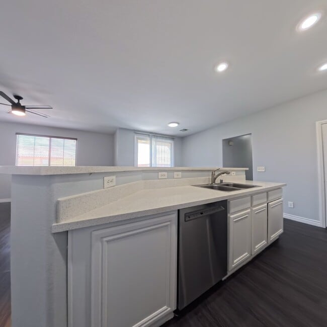 Building Photo - 2Bedroom With Attached Car Garage