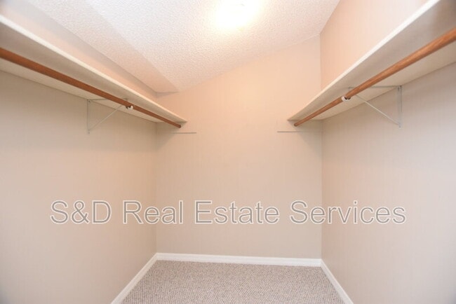 Building Photo - 637 Victoria Square Ln