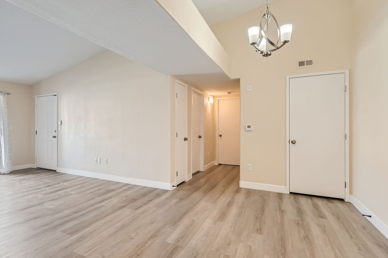 Building Photo - 950 Seven Hills Dr