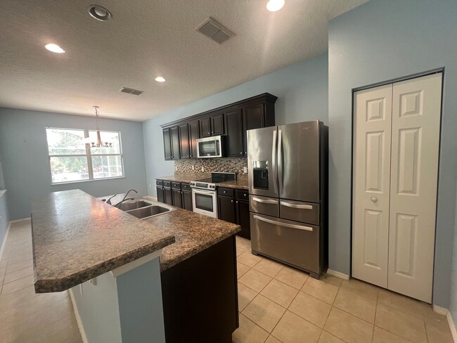 Building Photo - Beautiful 3 bedroom 2 bathroom pool home