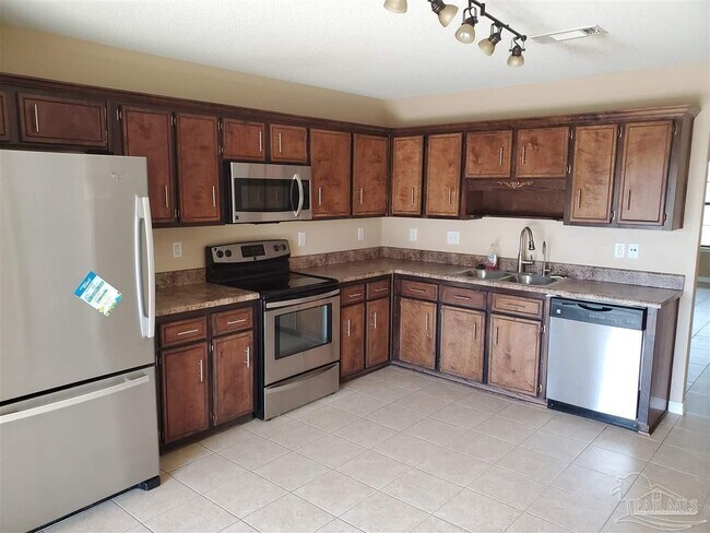 Building Photo - 1921 Luneta St