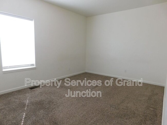 Building Photo - 621 Zenith Ln