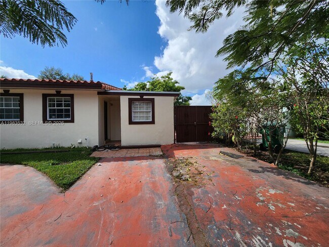 Building Photo - 2210 SW 89th Ct