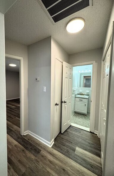 Building Photo - 208 Cloverleaf Dr