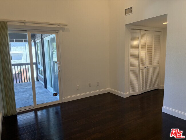 Building Photo - 2880 Woodwardia Dr