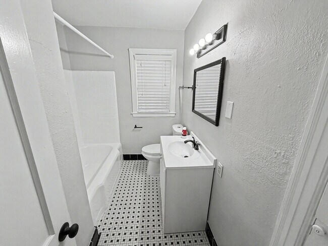 Building Photo - 987 Parkhaven Ln