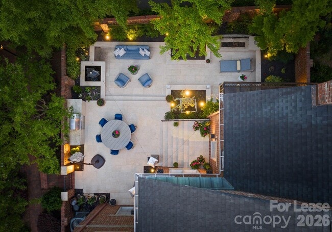 Building Photo - 1124 Dilworth Crescent Row