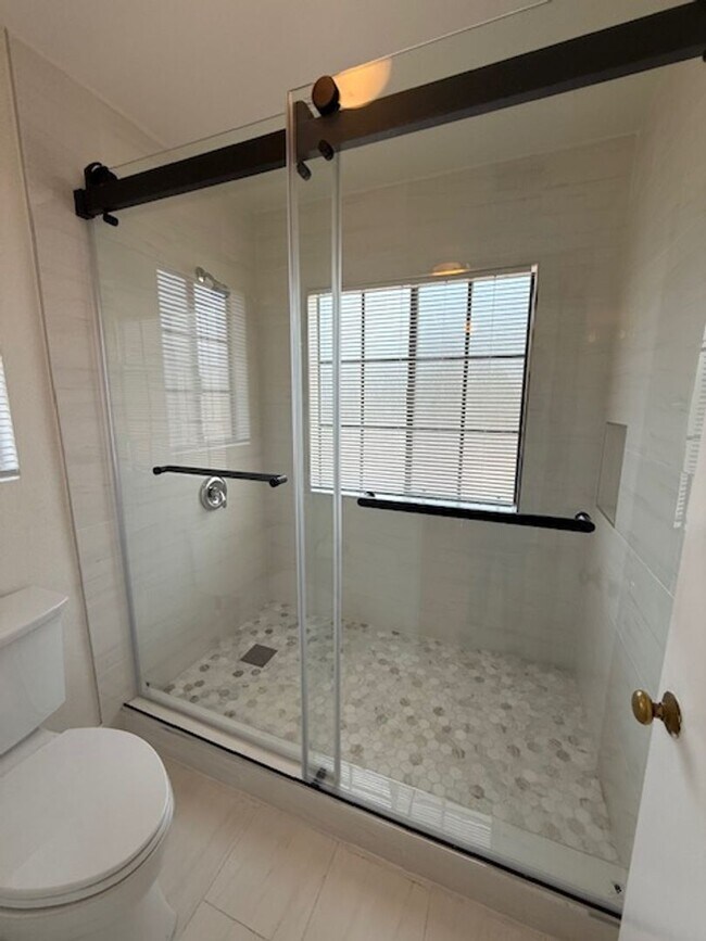 Building Photo - Updated 3 Bedroom Detached Home in Woodbri...