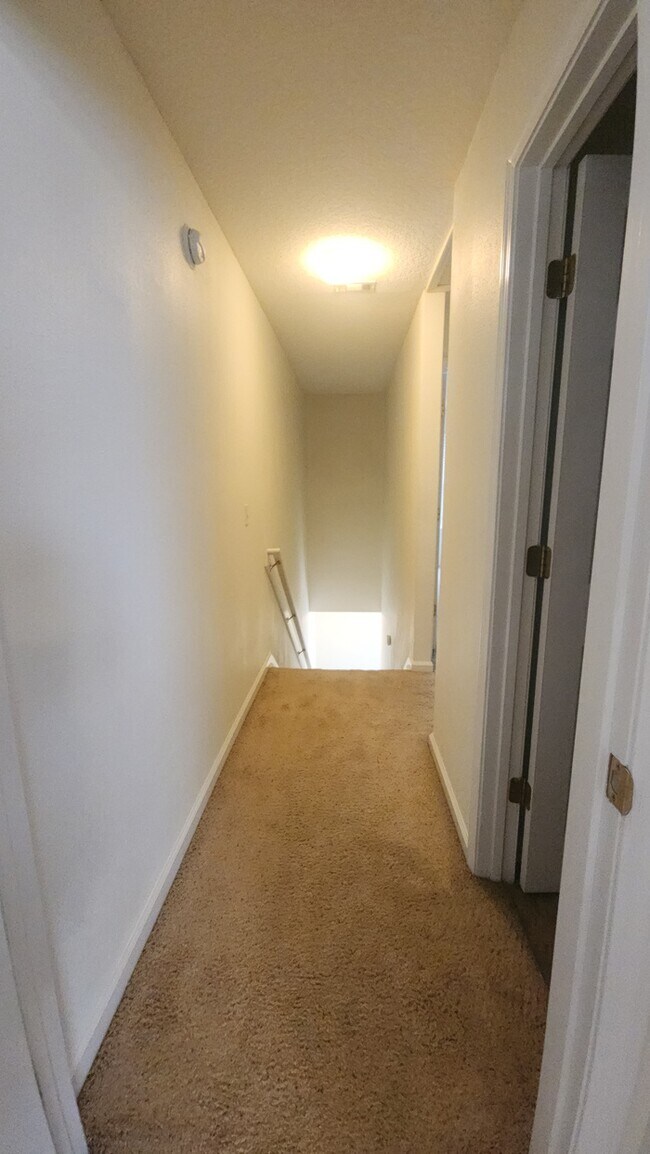 Building Photo - Lovely 2 bedroom move-in ready condo located in The Gables community!