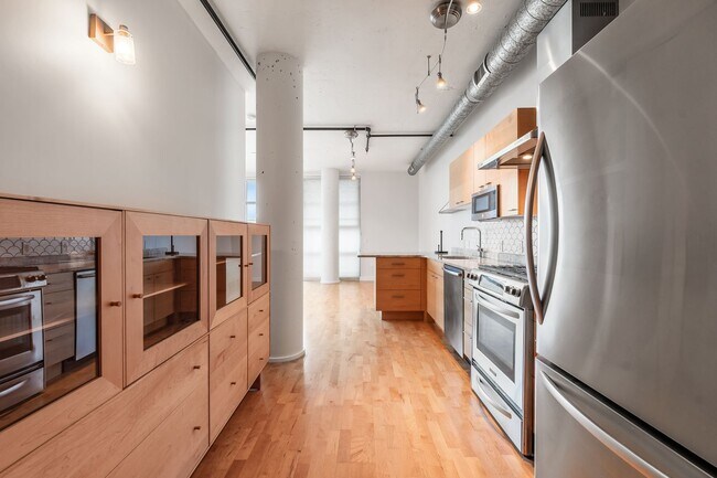 Building Photo - Enjoy all that Logan Circle and Mount Vernon Square have to offer in this modern and bright 2 bed...
